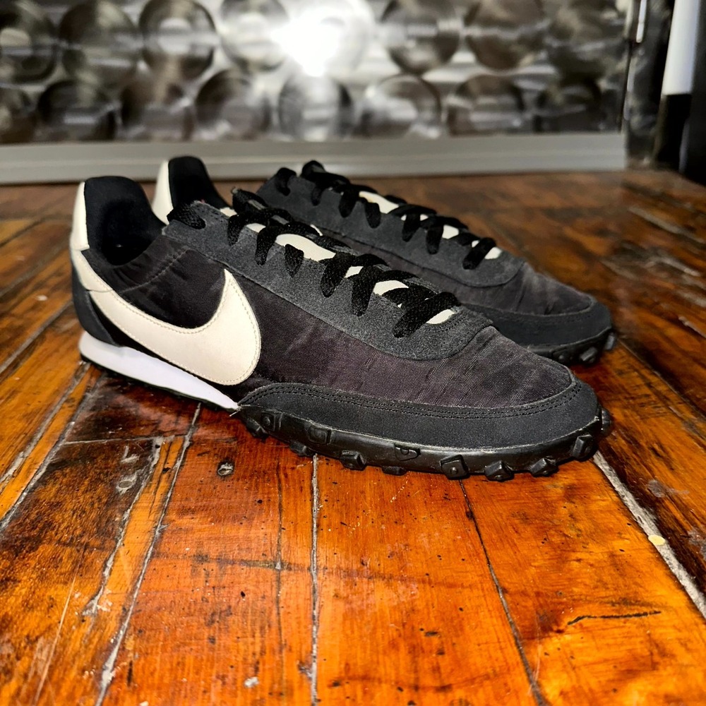 Nike Waffle Racer Sneakers Men's Size 9 Black White Swoosh Trail Running Shoes